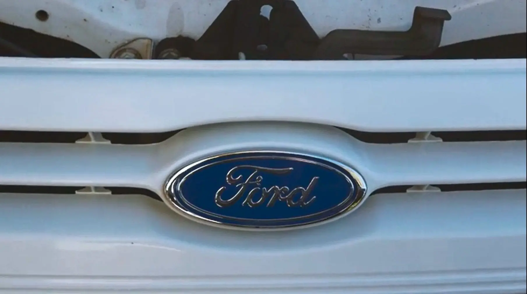 Zdrojové video s logem Ford..