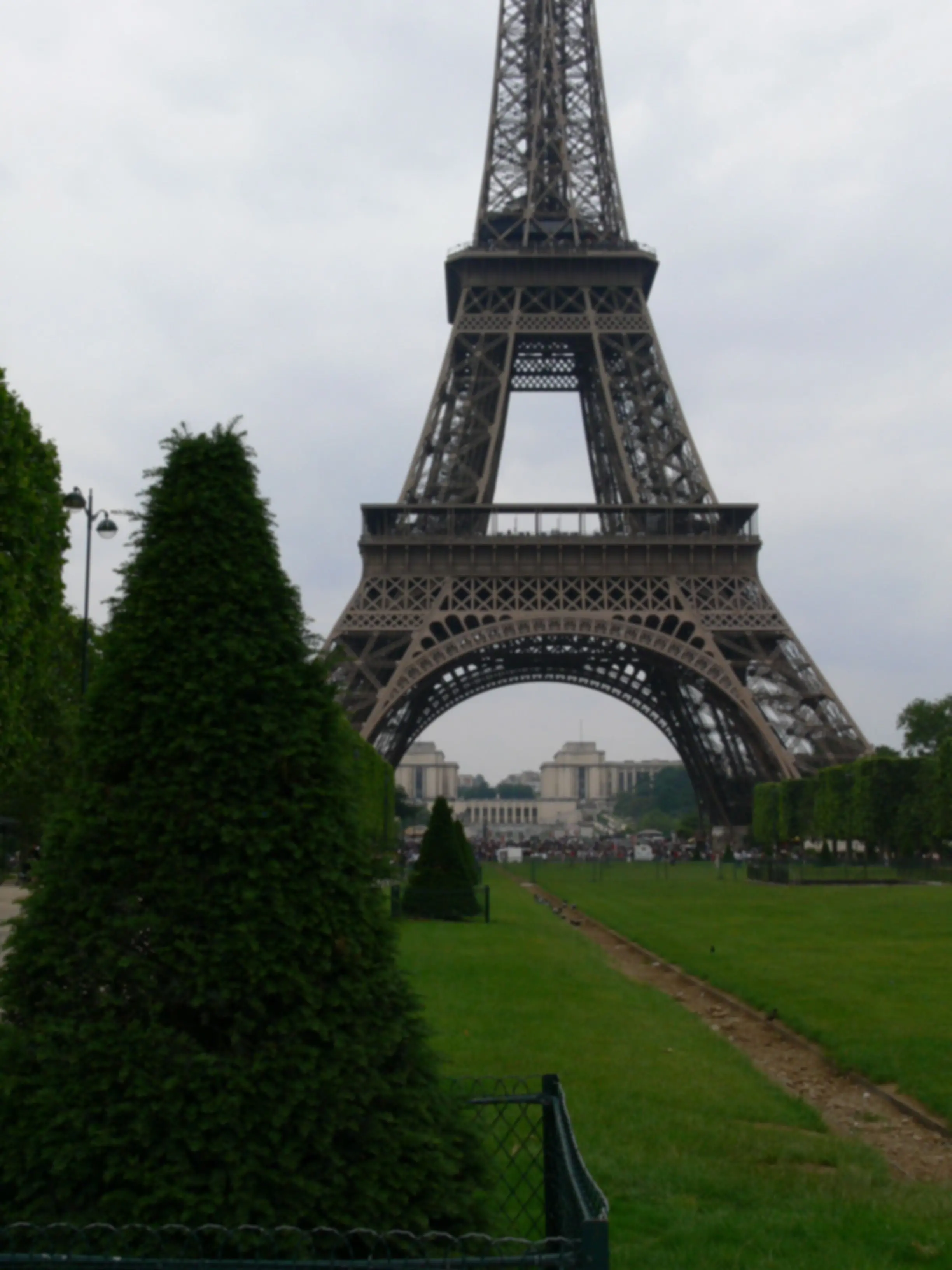 Rozmazaná fotografie s Eiffelovou věží..