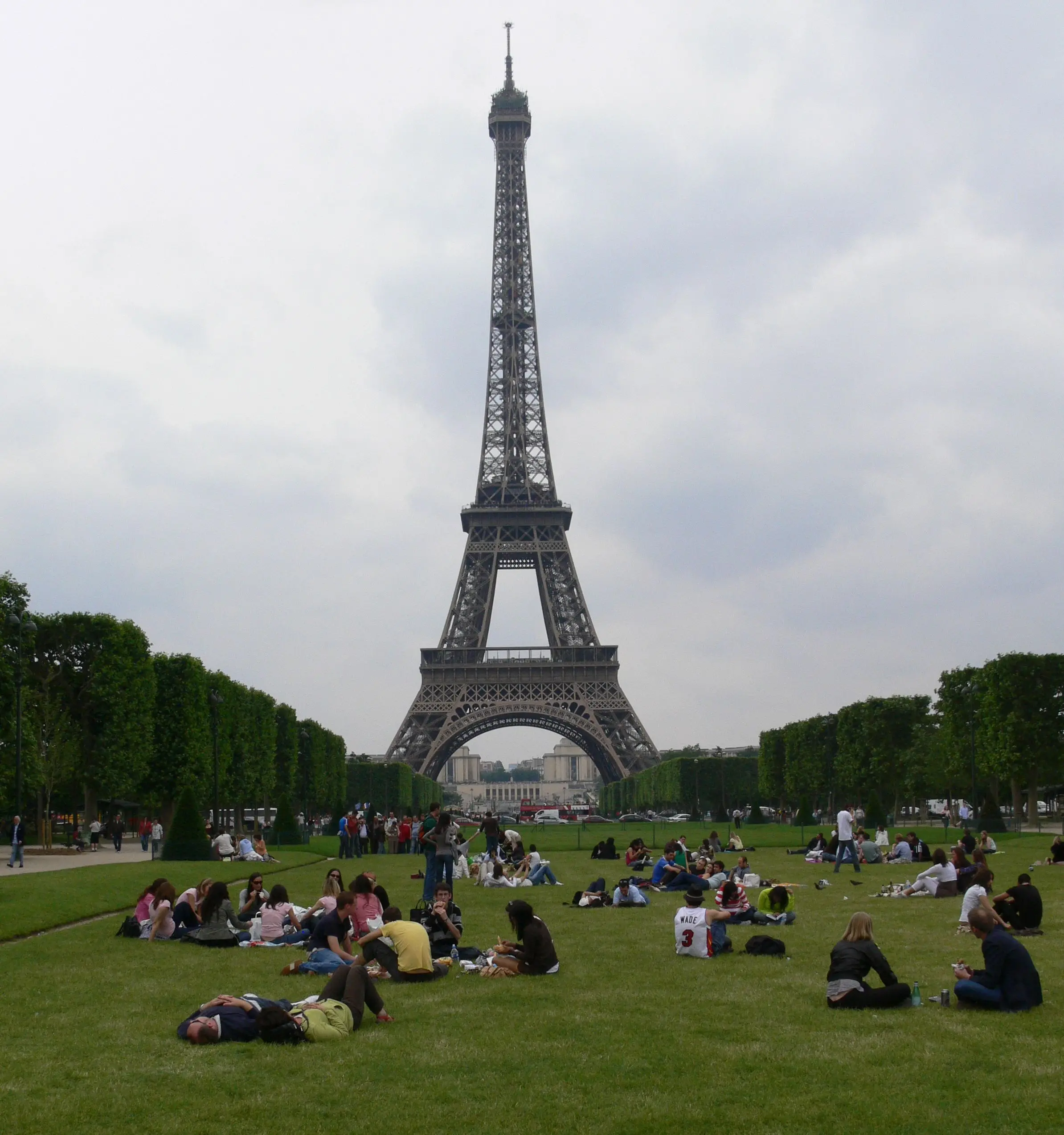Lidé na fotce Eiffelovy věže..