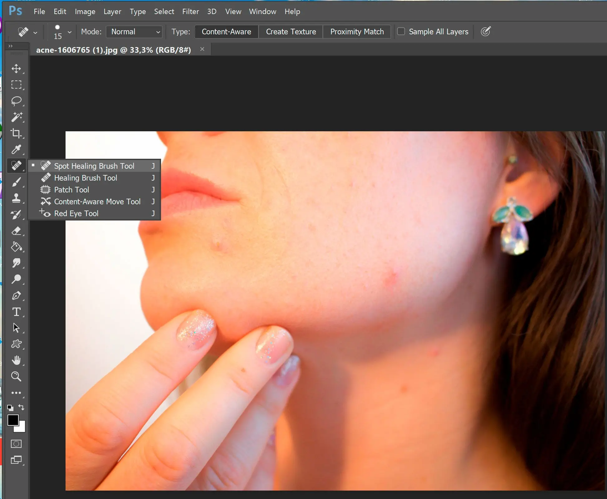 Odstranění vady z obličeje ve Photoshopu pomocí bodového léčení..